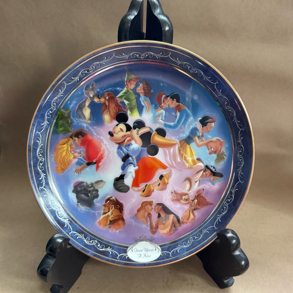Bradford Exchange Disney Once Upon A Kiss Magical Moments 8” Collectors Plate.
